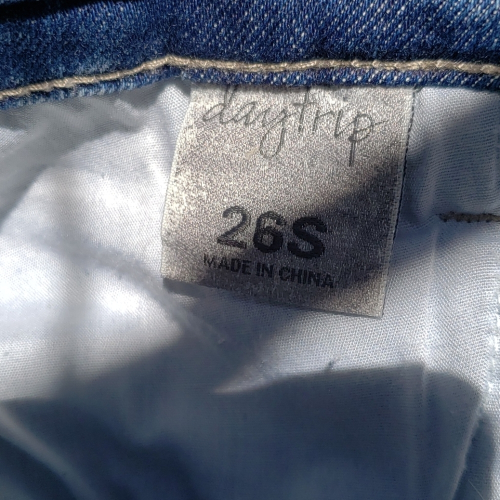 Daytrip Sequin Distressed Denim Jean Shorts 26 - Picture 4 of 9
